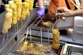 围观台湾人的香肠新吃法，一根香肠，4口不同温度的油锅来回转换