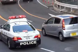 日本警车紧急追击违章车辆 差点与正常行驶车撞上 十分危险视频封面
