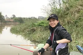 云姐带老公在野河钓鱼，鲫鱼连杆，老公都说要拜她为师，太搞笑了视频封面