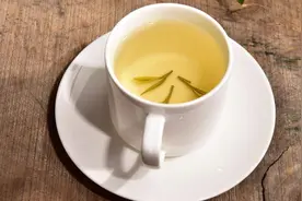 吃药时用这种饮品送服，是给胃肠添麻烦！不但会降低药效还浪费钱视频封面