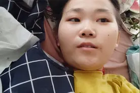 又是被肿瘤折磨一晚，男友出差几天请护工阿姨照顾瘫痪女友视频封面