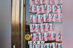 太有爱了！老板因结婚在店门上挂满喜糖供路人自取视频封面