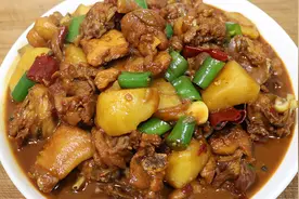 大厨教你新疆大盘鸡的正宗做法，鸡肉软烂脱骨，比吃红烧肉还过瘾视频封面