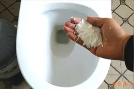 马桶黄渍又脏又厚难清洁？只需撒一把便宜东西，一冲就干净，真棒视频封面