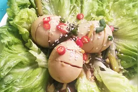 煮熟的鸡蛋划几刀，鸡蛋加啤酒一起，好吃的不可思议，做法简单