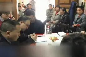 继承百万遗产的女孩儿，自愿跟随继父生活，多部门商议这么决定视频封面