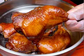 把鸡腿放酱油中泡2天，味道比腊肉还好吃，简单易学，真解馋