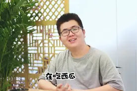 高考前一天晚上你在做什么？学霸竟然在吃瓜泡脚视频封面