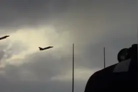 【战机赏析】俄海军航空兵亮剑 苏24低空贴脸掠过美舰视频封面