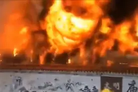 浙江嘉兴一厂房突发大火，17辆消防车百余人紧急出动扑救视频封面