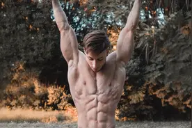 意大利的街头健身王子，随手一个俄挺，肌肉力量大的吓人！视频封面