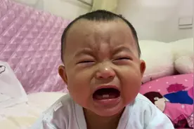 出生11个半月的宝宝，到现在才长了2颗小牙齿，让做父母的很着急视频封面