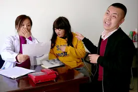 小两口结婚没孩子去看医生，没想医生一听原因后笑翻了，结局真逗视频封面