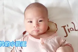 宝宝每次打喷嚏时小拳头总是跟脸来个亲密接触，太可爱了吧！视频封面