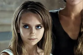 十岁女孩儿行为举止过于成熟，心狠手辣，一个眼神就让人毛骨悚然视频封面