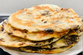 梅干菜烧饼这样做简单快速，咸香酥脆，一张一张薄薄的，太好吃了