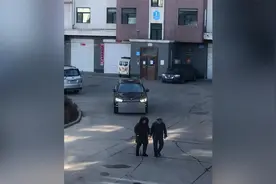 爷爷奶奶牵手散步 网友随手记录温馨瞬间 不料之后拍到更暖心一幕视频封面