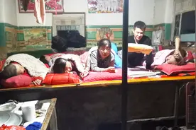 山西晋北农村，热乎乎的土炕上睡了一家6口人，这样睡觉尴尬吗？