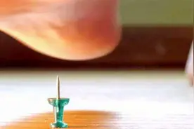 脚被钉子扎了怎么办？医生：教你2个处理小妙招，预防破伤风感染