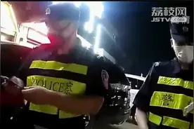 惊魂瞬间！无人机坠落砸穿路边车辆，前一秒有3名孩子经过！视频封面
