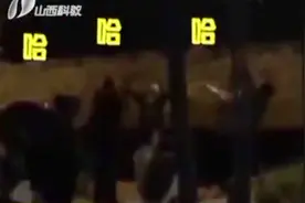 大爷大妈夜晚组团，张开双臂仰天大笑，吓坏路过居民：瘆得慌！视频封面