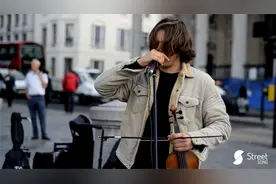 卡姆在伦敦街头惊艳演奏卡农的D大调视频封面