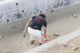 小伙高速桥底搞野，发现翡翠一样的石头，小伙乐坏了视频封面