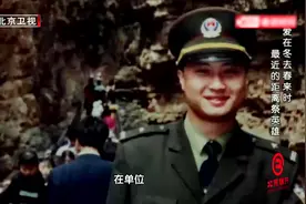 警察艾冬在疫情期间不幸去世，老母亲接受不了现实，拨通儿子电话视频封面