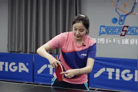 美女张蔷教你完美的利用直拍手腕的弧度去反手拧拉，业余非常实用