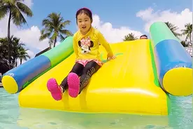 宝蓝和家人一起去水上乐园玩水上滑梯，激起无尽浪花，太好玩了！视频封面