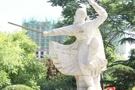 他是“闻鸡起舞”主人公，仅用一只乐队，击退数万匈奴大军！视频封面