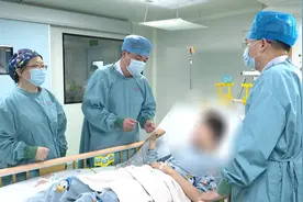 13岁男孩患上尿毒症，医生通过“2+1”的移植方式挽救生命视频封面