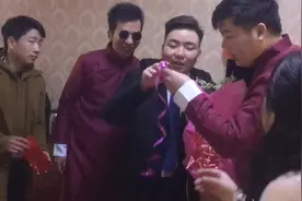 实拍：农村结婚现场，伴郎伴娘真会玩，新郎竟然被整的团团转视频封面