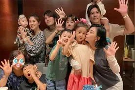 贾静雯透露女儿咘咘先天弱视 已配上眼镜进行治疗视频封面