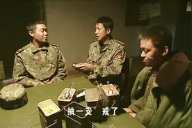 许三多吃西红柿炒鸡蛋，军用饭盒盛三个人的量，营长又给拎来一份