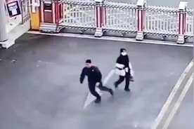 女友看望消防员男友，突遇出警男友拔腿就跑，女友反应让人惊喜！视频封面