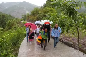 四川农村彝族一姑娘出嫁，家人花了两小时才把她背下山，太偏僻了视频封面