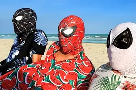 搞笑短片：蜘蛛侠三兄弟在海边度假的日常！视频封面
