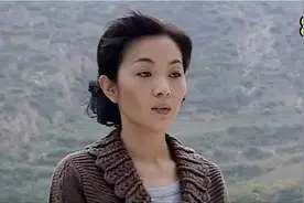 女人抱着孩子遛弯，却有人说孩子不像她爹，电视剧《上门女婿》视频封面