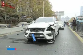 SUV撞上隔离护栏  三车受损严重  原因：司机疲劳驾驶视频封面
