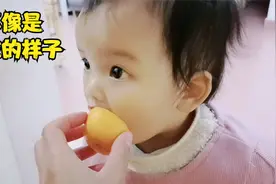 1岁宝宝不爱吃橙子，妈妈把橙子做成橙汁后，不尝还好尝完真香！视频封面