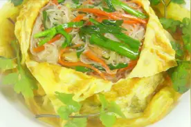 不出门也能吃出花样来，用鸡蛋皮做一道什锦菜，随便一做就能惊艳视频封面