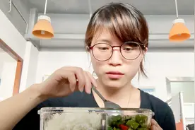 深圳打工：新年办公室第一顿自带饭，湖南腊肉配碗米饭，吃饱干活视频封面