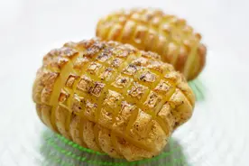 土豆新做法，整个土豆直接做，不用去皮，咸香软面，孩子都爱吃！