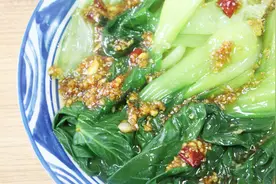 青菜这么做，加点蒜蓉口感清爽，吃起来美味鲜香，做法也很简单视频封面