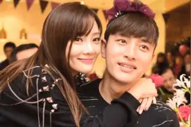 李小璐携女儿逛游乐场，一身清凉着装十分性感，甜馨玩得不亦乐乎视频封面