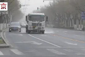 北京沙尘天气“卷土重来”，环卫部门启动加车作业，精准除尘！视频封面