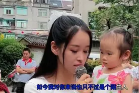 美女街头深情演唱《曾经心痛》唱得深情感人，这歌声太有感觉了