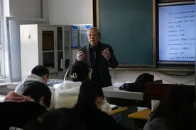 感动！西安一高校90岁老教授坚持站立上课：要上到上不动为止视频封面