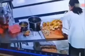 幼儿园被曝给孩子喝兑水牛奶 吃烂水果隔夜食物致腹泻视频封面